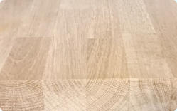 Seconde transformation : lamellé collé Chêne utilisé en agencement et en menuiserie.